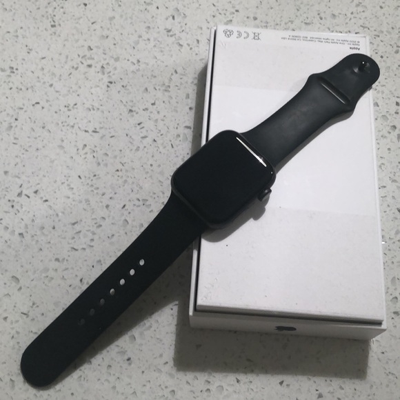 ‼️SOLD‼️Apple Watch SE 44mm Aluminum Space Gray - Picture 2 of 6